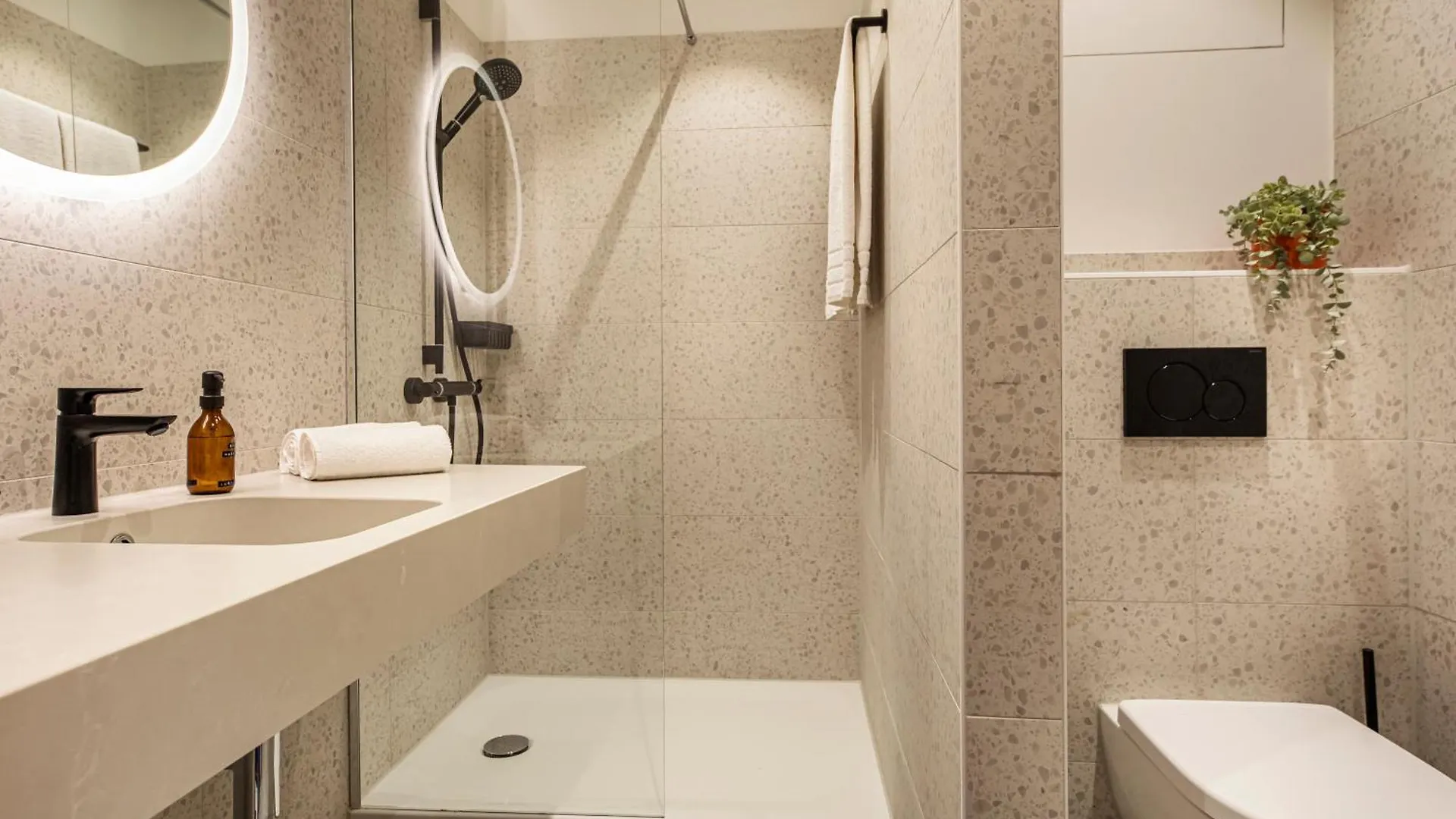 Loginn Hotel Koeln Airport