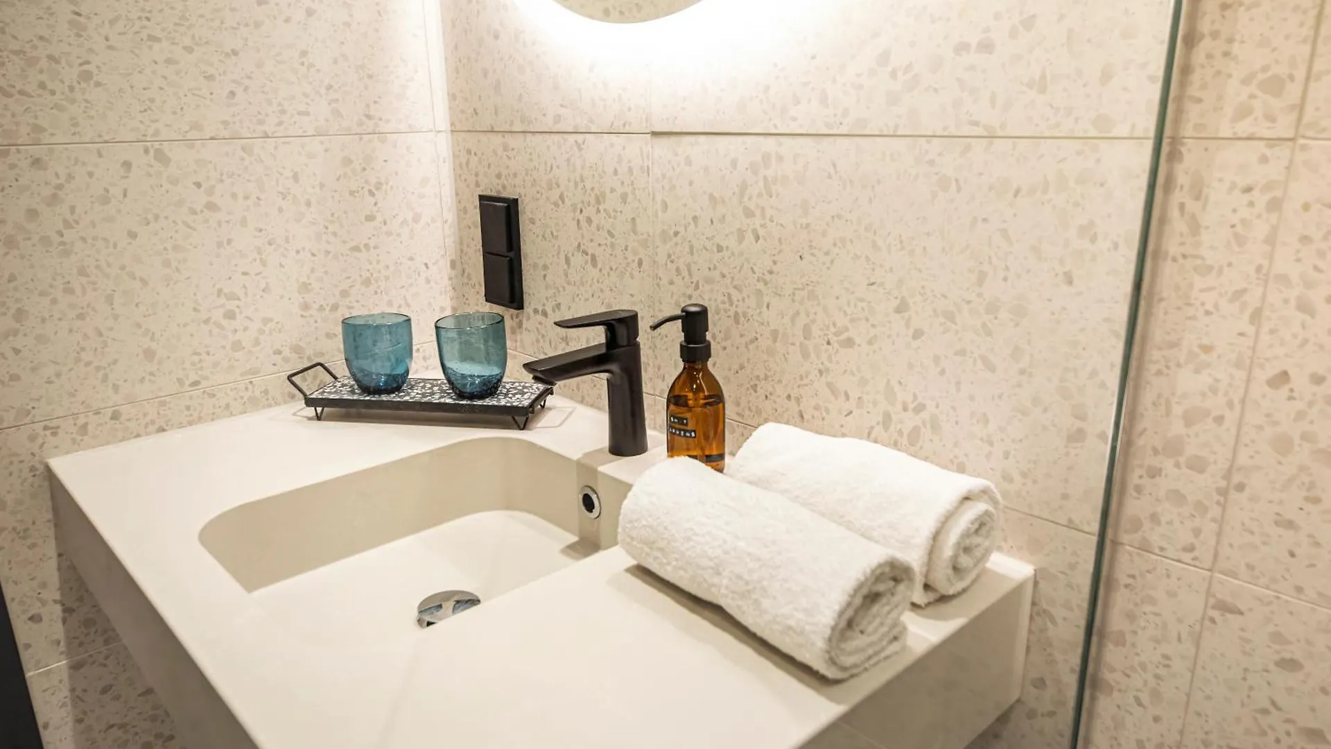 Loginn Hotel Koeln Airport