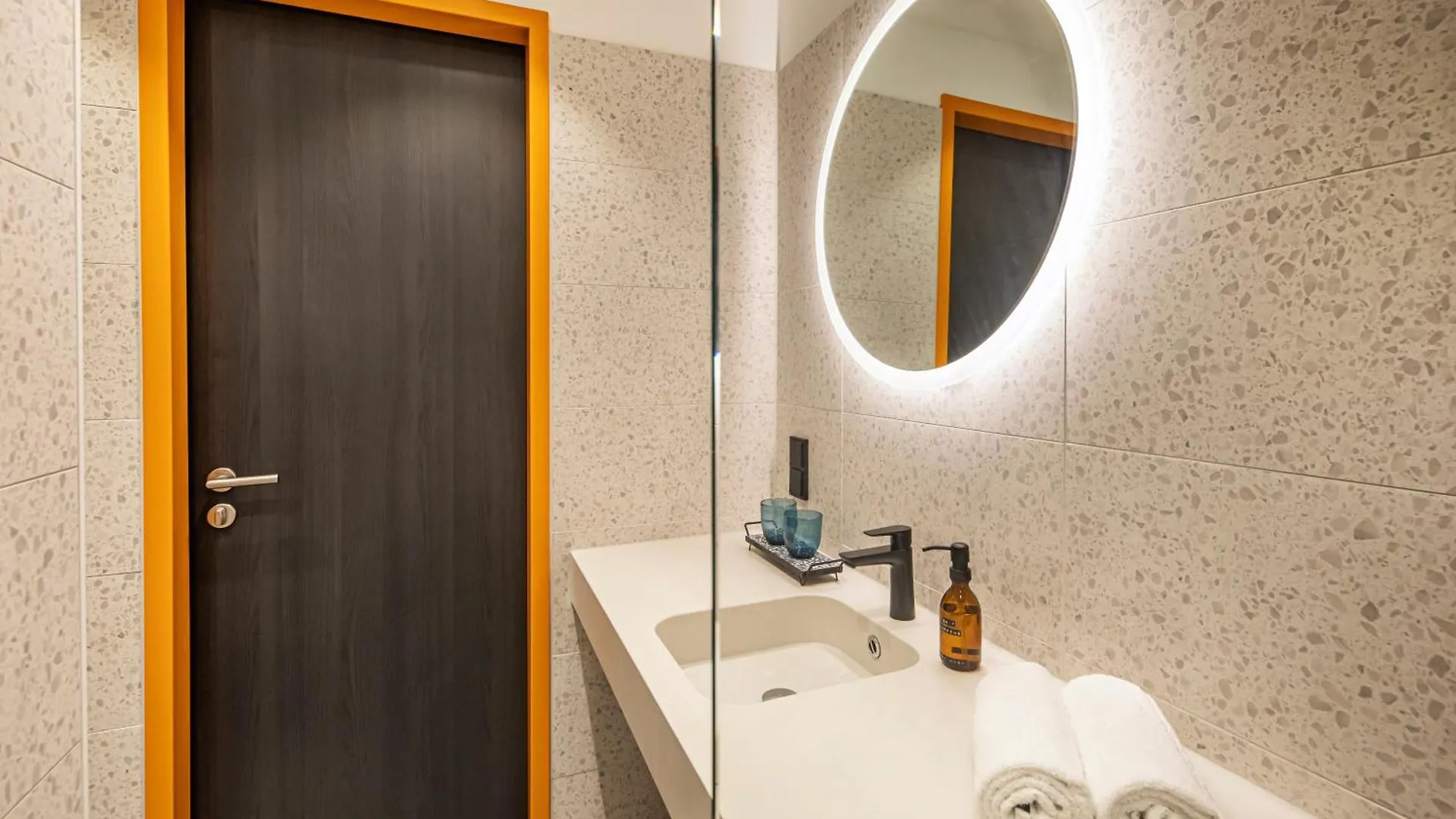Loginn Hotel Koeln Airport 0*, Cologne